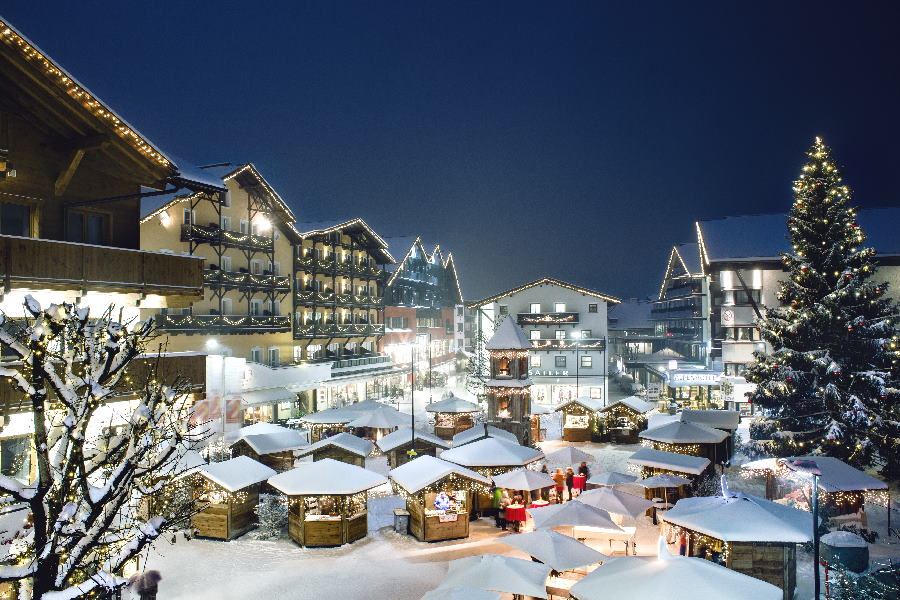 Der Weihnachtsmarkt Seefeld, die schön verschneiten Holzhütten im Advent, Bild: Seefeld Tourismus, Stephan Elsler