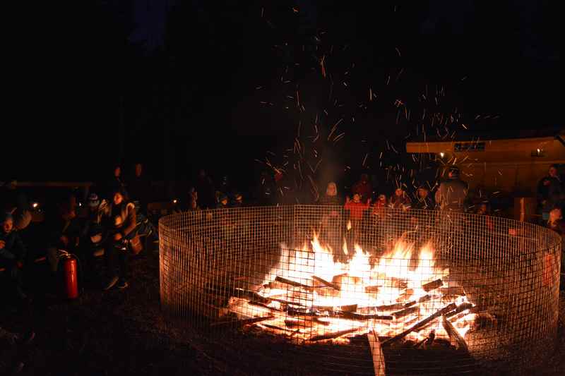 Das große Weihnachtsfeuer in der Silberwald Arena in den Tuxer Alpen - der Weihnachtsmarkt im Wald