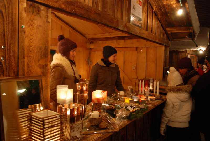 Weihnachtsmarkt Tegernsee mit den Ständen zum Bummeln am See in Bayern