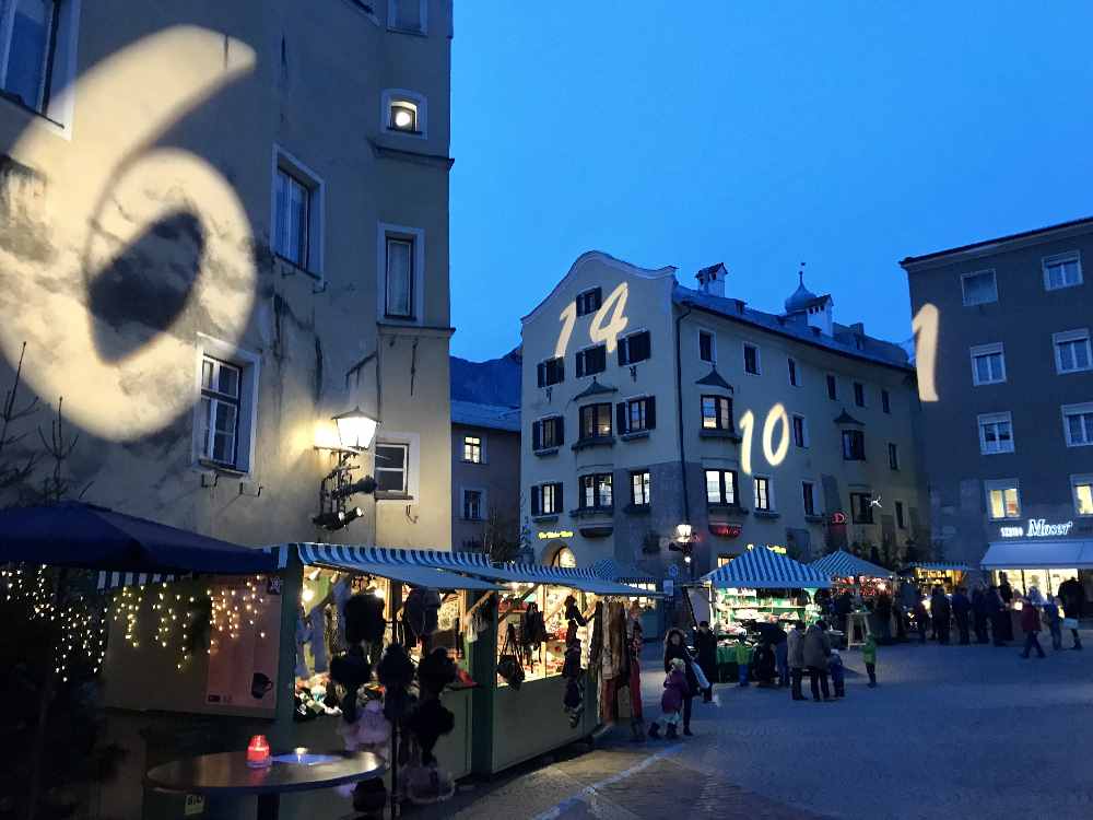 So romantisch ist der Stadtplatz in Hall in Tirol mit dem Weihnachtsmarkt