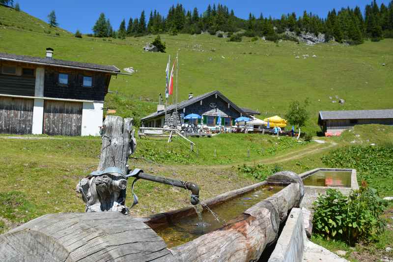 Die Weissenbachalm auf dem Wanderweg zum Stanser Joch 