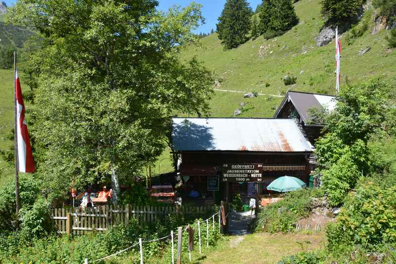 Die rustikale Weissenbachhütte im Karwendel, nahe dem Achensee