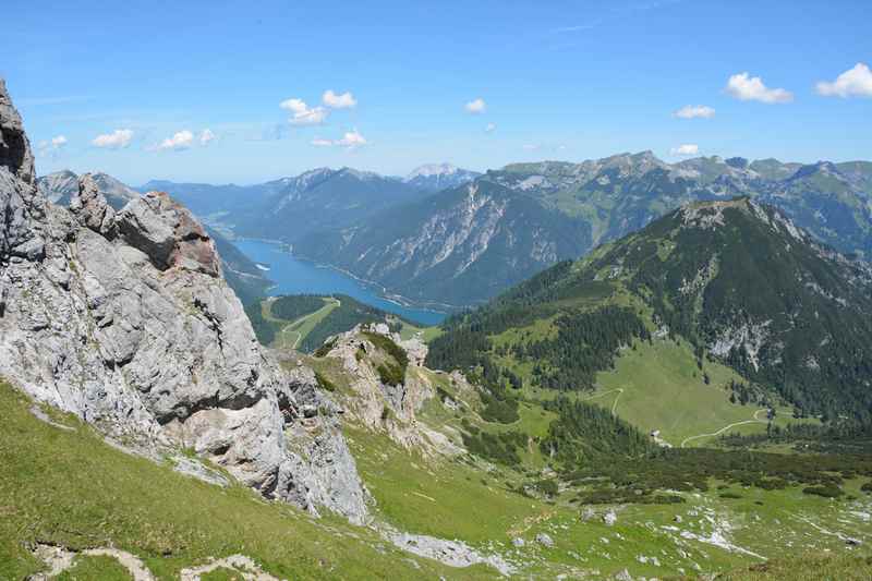 Aus dem Weißenbachtal auf das Stanser Joch wandern, toller Blick auf den Achensee, das Karwendel und Rofan 