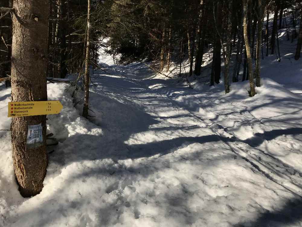 Rechts geht es hinein ins Weissenbachtal