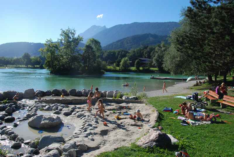 Beim Badesee Weißlahn der beliebte Wasserspielplatz in Tirol, hinten das Karwendel 