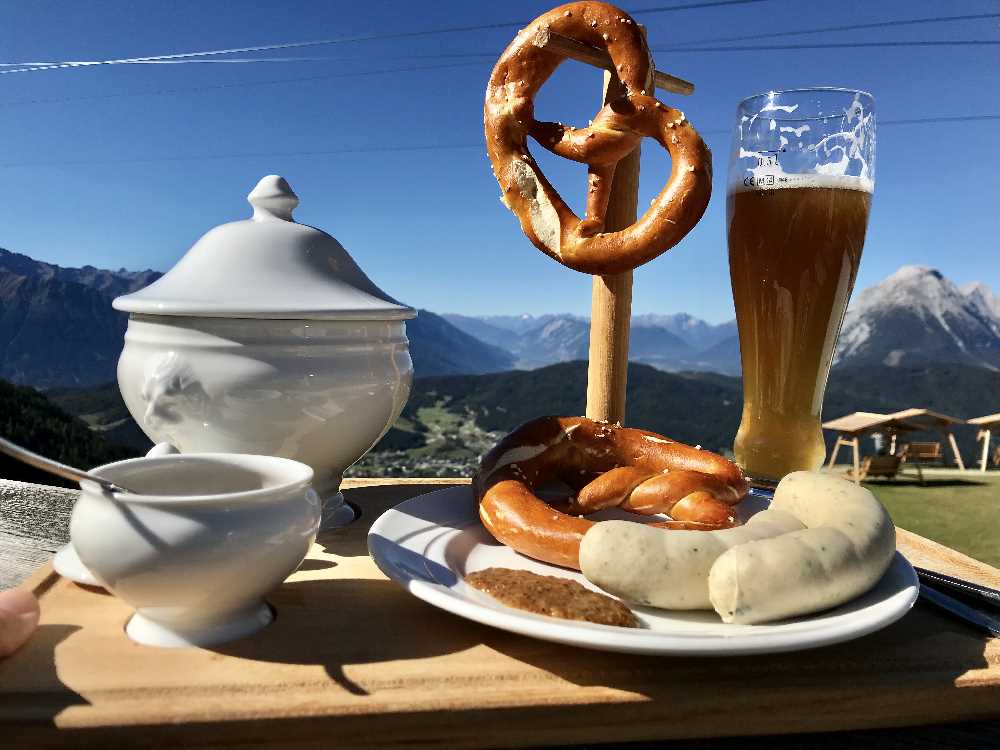 Rosshütte Seefeld: Jeden Sonntag bekommst du hier von 9 bis 11 Uhr dieses stilechte Weisswurst-Frühstück! 