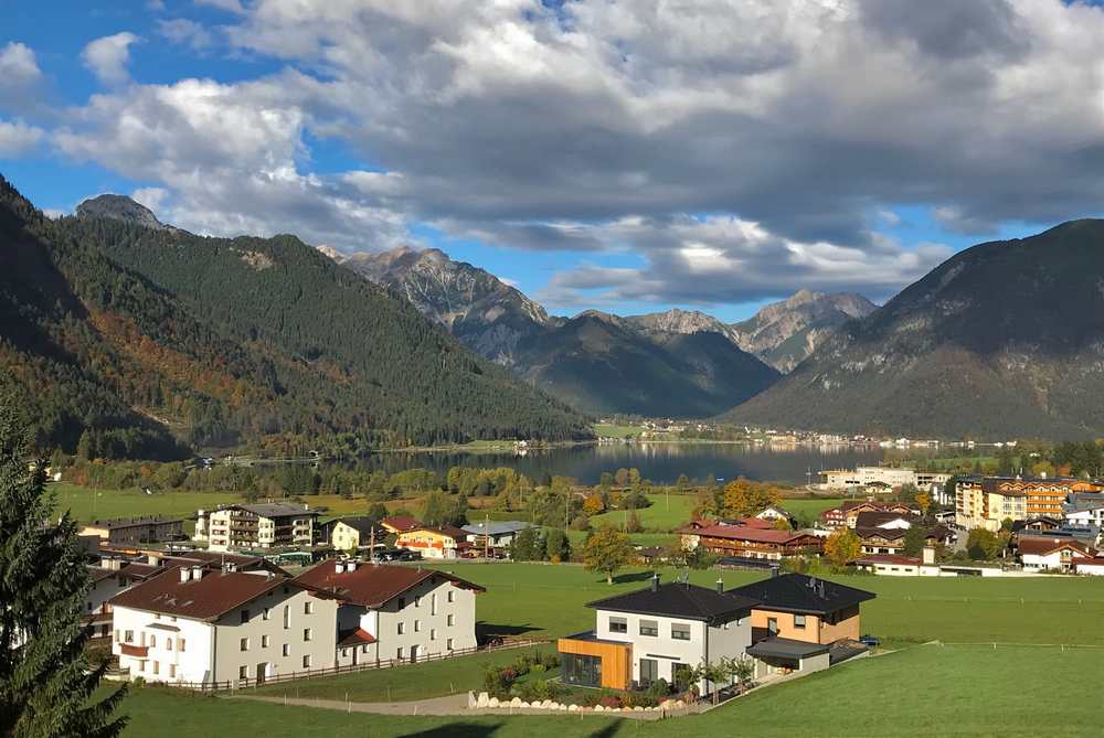 Das ist der Ausblick von meinem Balkon im Hotel St. Georg zum See in Eben am Achensee