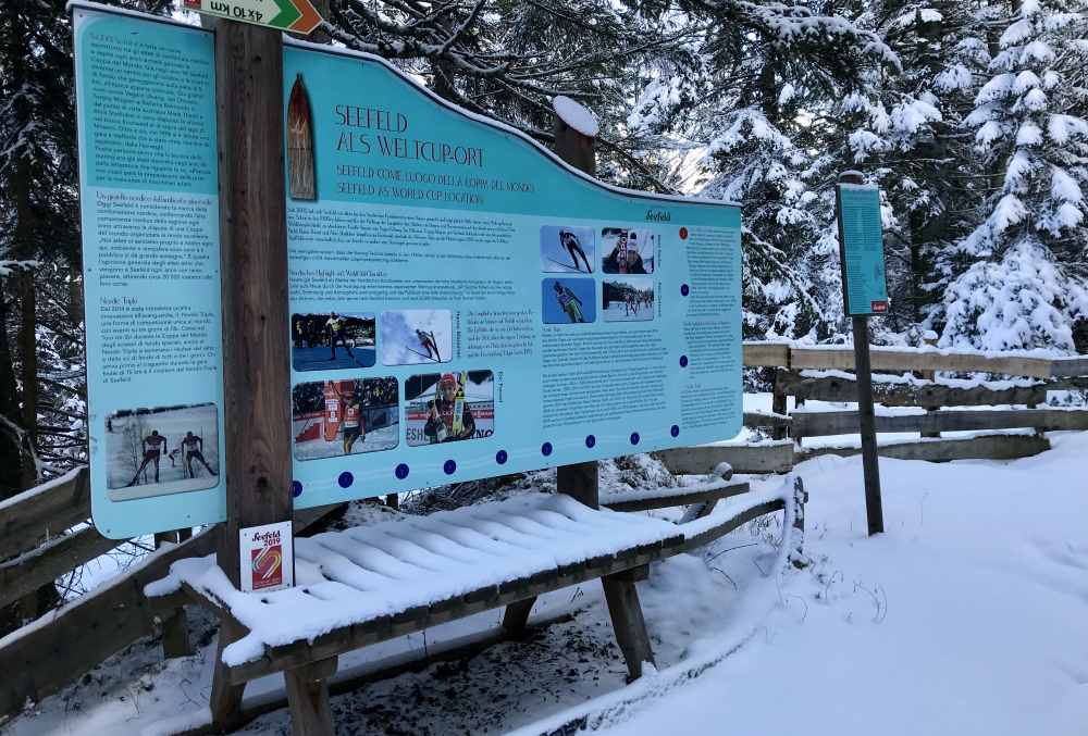 Unterwegs kommst du beim Winterwandern an diesem großen Schlitten vorbei - die Weltcup Geschichte von Seefeld wird erklärt