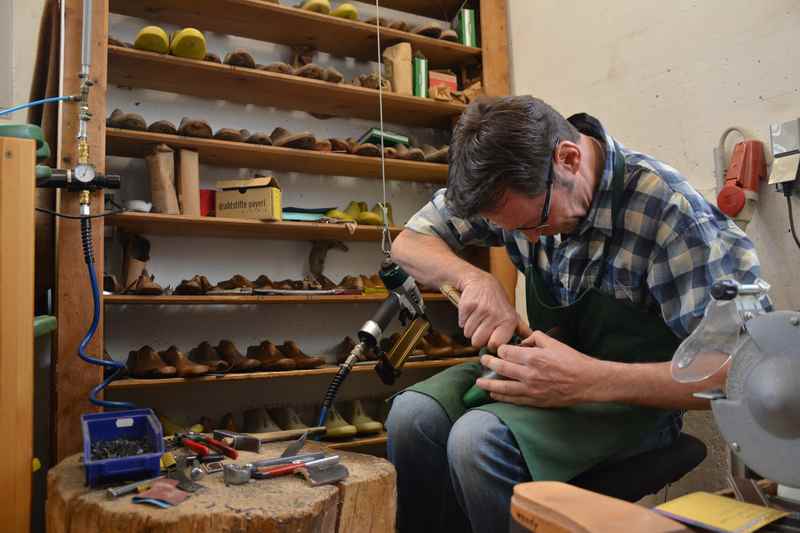 In der Werkstatt wird jedes Paar Holzschuhe nach Maß gefertigt