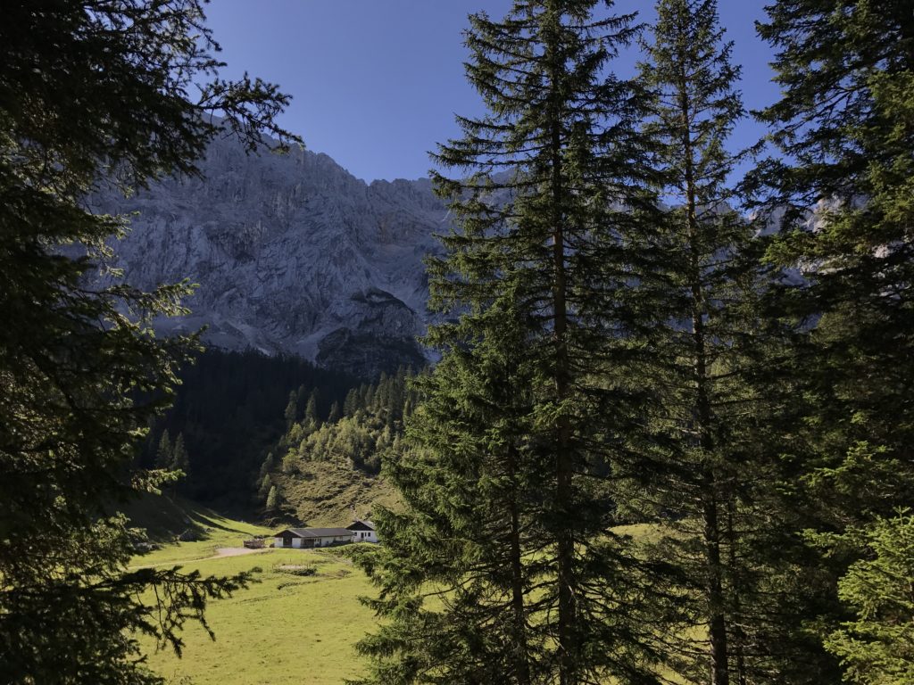 Der Blick zur Wettersteinalm