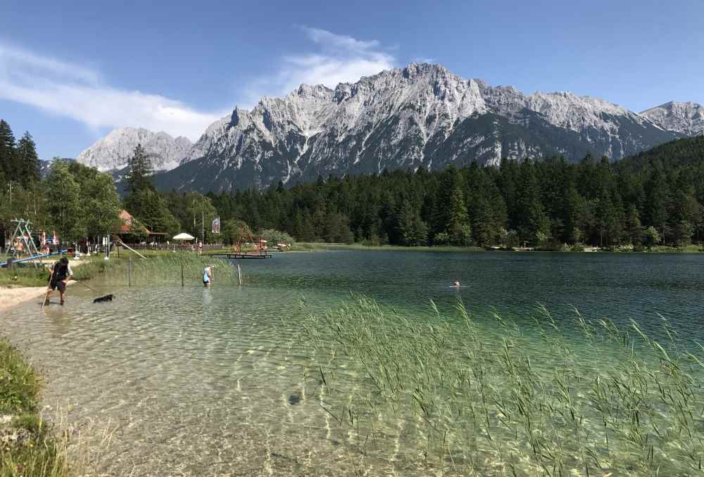 So schön liegt der Lautersee zwischen Wettersteingebirge und Karwendel in Mittenwald