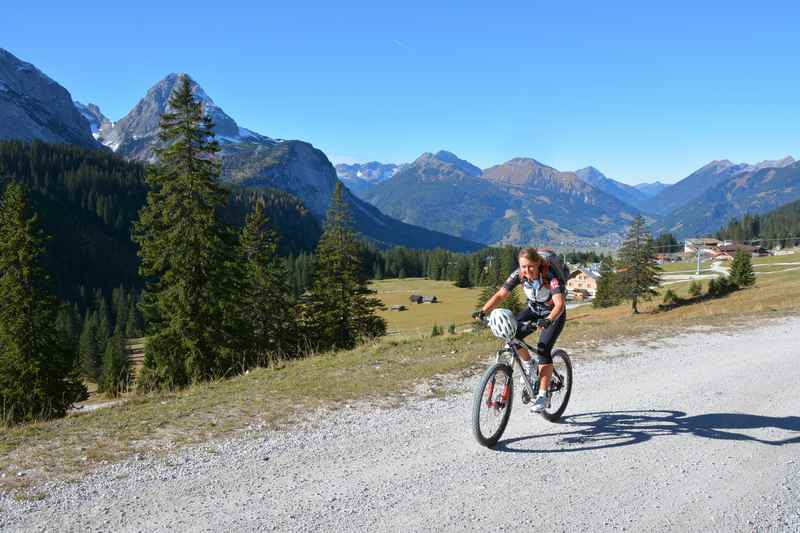 Im Wettersteingebirge mountainbiken in Richtung Seebensee bei Ehrwald, Tirol