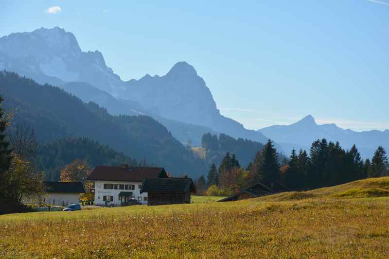 Im Wettersteingebirge wandern bei Mittenwald in Bayern 