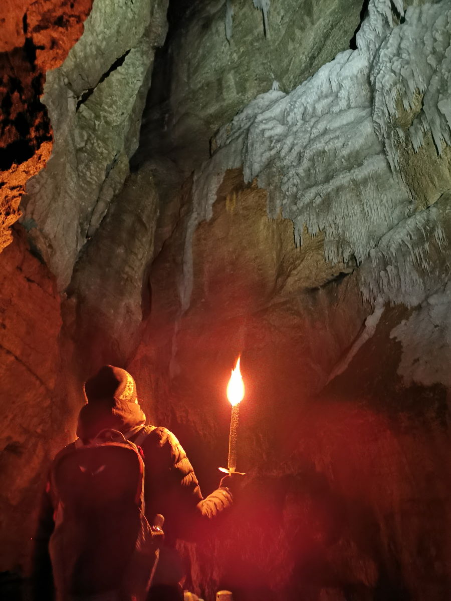 Wettersteingebirge wandern: Im Winter mit Fackeln durch die Partnachklamm