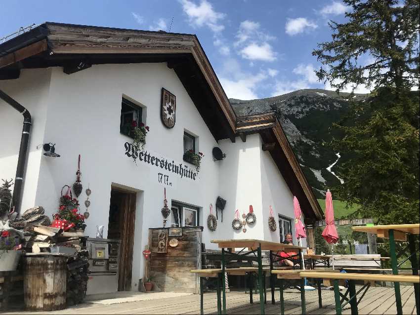 Wettersteinhütte MTB Tour - das ist die Terrasse auf der Hütte im Wettersteingebirge