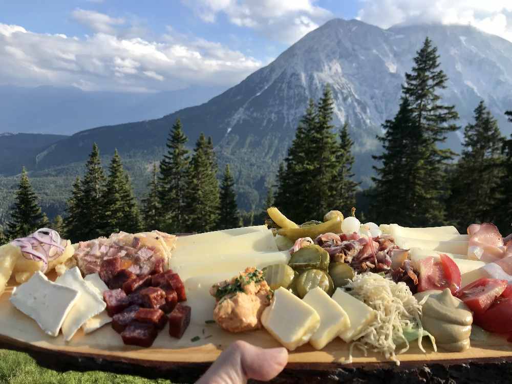  Entspannung auf der Hüttentour: Die gute Jausenplatte schmeckt nach der Wanderung besonders gut 