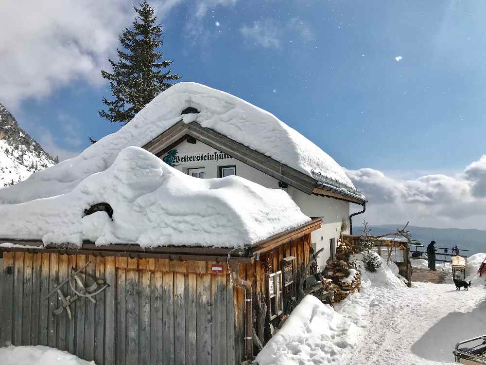 Die Wettersteinhütte ist das Ziel zum Rodeln im März!