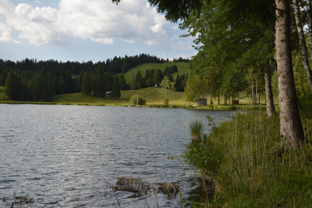 Die Wildenseehütte liegt direkt am Wildensee unterhalb vom Kranzberg Gipfel