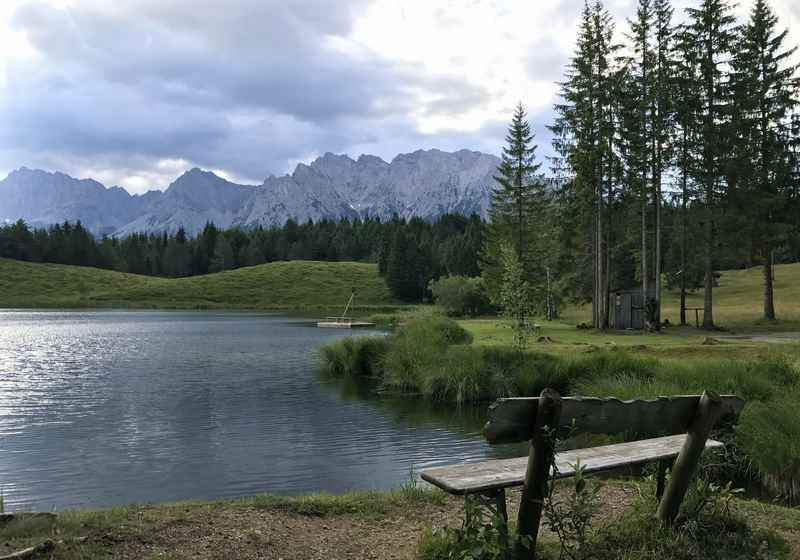 Kranzberg Wanderung: Das ist die feine Bank am Wildensee - ein Rastplatz mit Aussicht auf das Wettersteingebirge