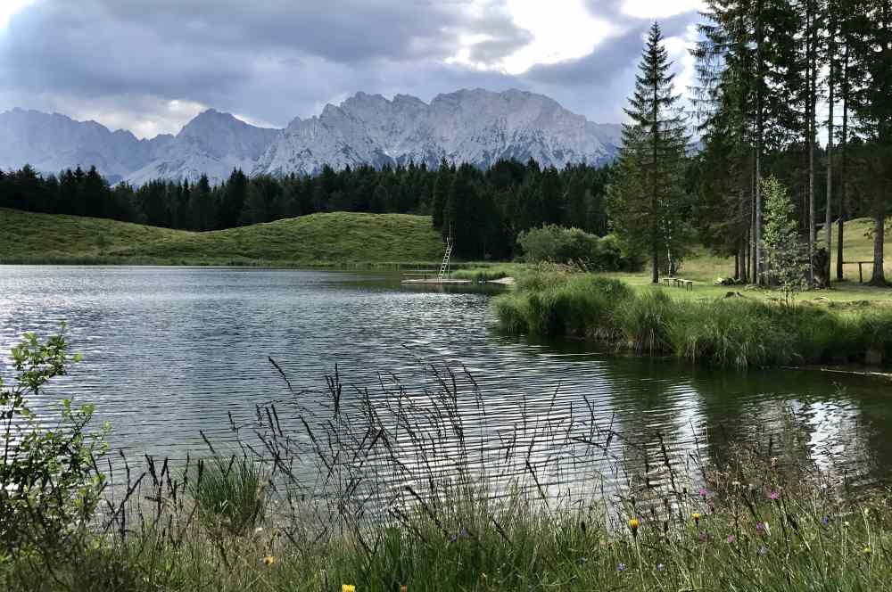 Bei der Wildensee Wanderung siehst du auch zum Badeplatz mit dem Wettersteingebirge