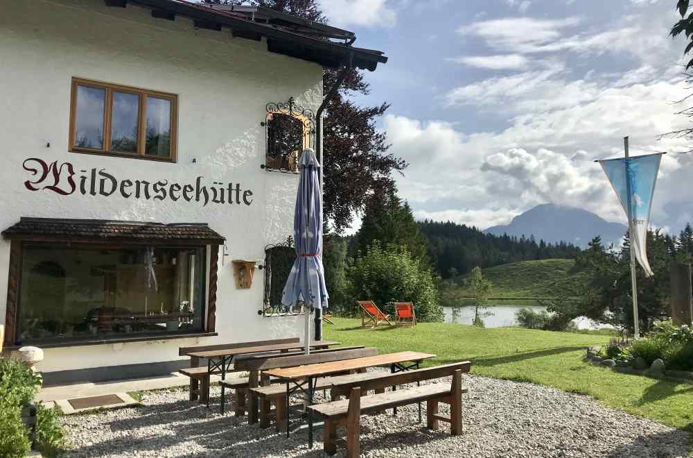 Du sitzt hier in der Sonne vor der Wildenseehütte oder liegst auf den Liegestühlen mit Seeblick und Sicht zum Karwendel