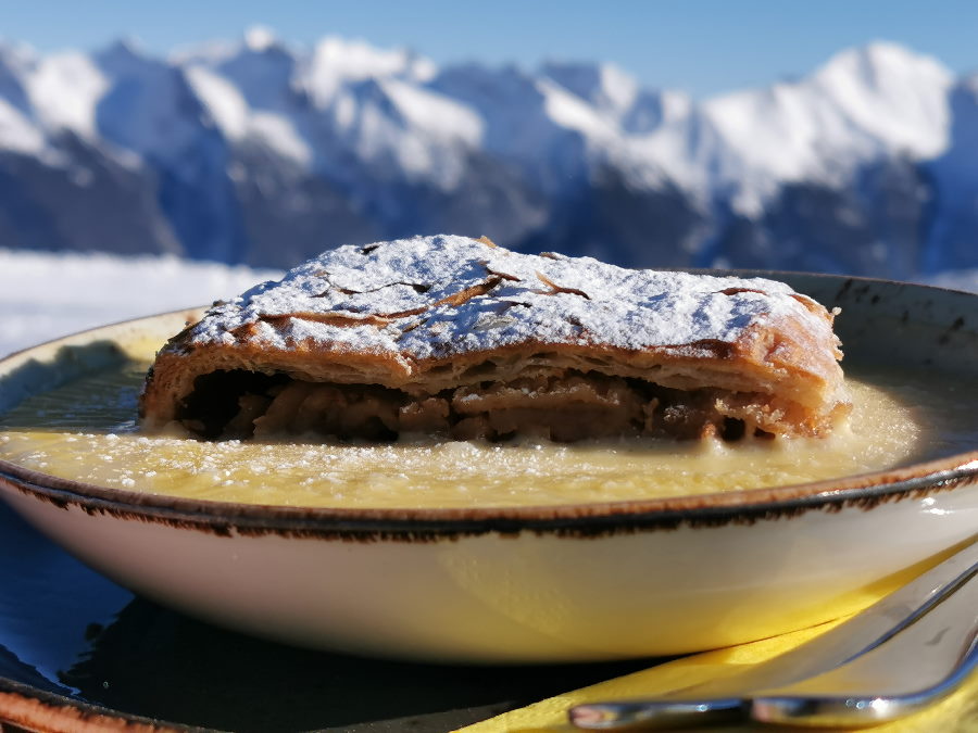 Winter Hütte mit Apfelstrudel - ich habe den Blick zum Karwendel im Cafe 2064 genossen