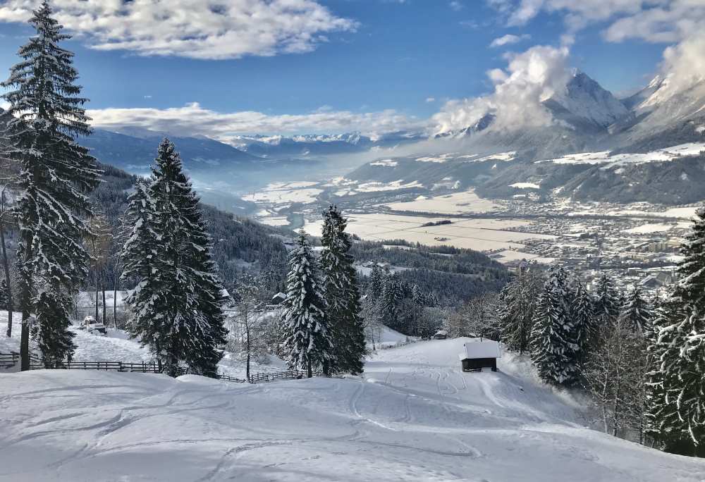 Karwendel Winter: Die ersten Spuren im frischen Pulverschnee ziehen... 