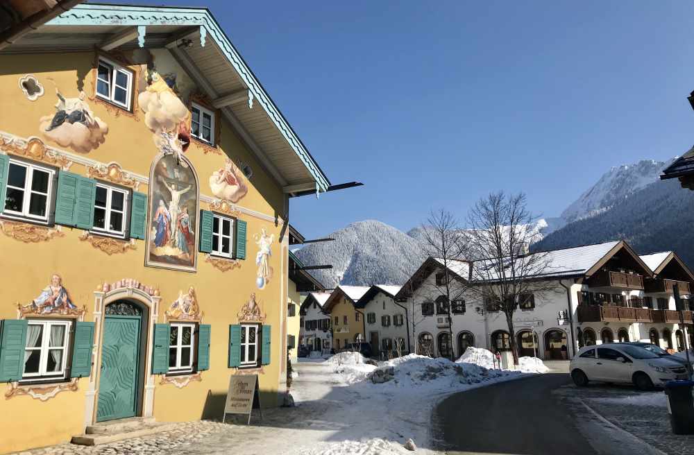 Der Mittenwald Winter ist romantisch mit den bunten Häusern und den verschneiten Bergen