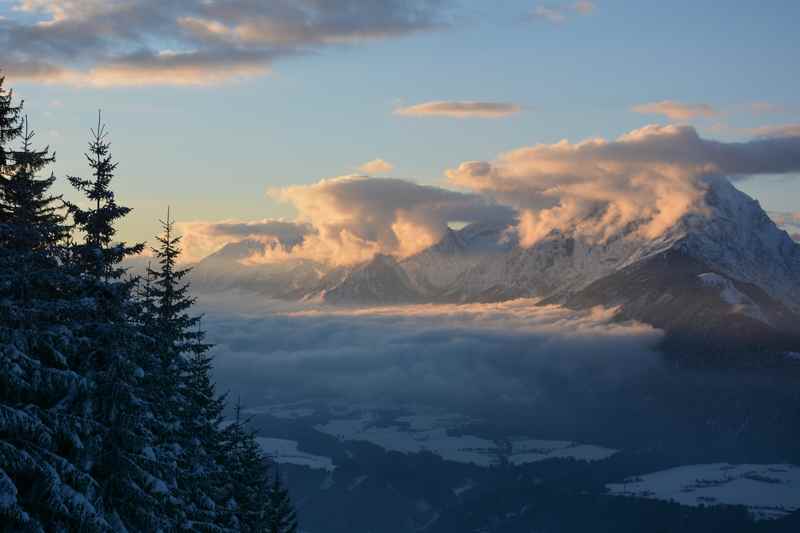 Schöne Sonnenuntergänge beim Schneeschuhwandern beobachten