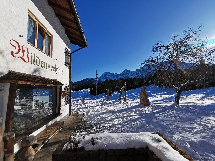 Sonnige Terrasse der Wildenseehütte mit Ausblick zum Karwendel 