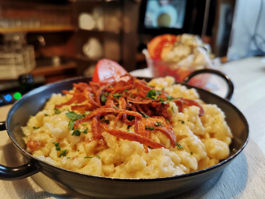 Beim Berggasthof Rofan bekommst du die sehr guten Käsespätzle