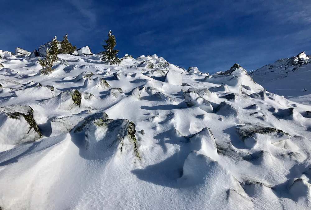 Bizzare Winterlandschaft: Neben der Spur liegen die "Eisschollen" - verschneite und angefrorene Steine