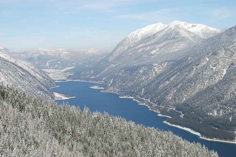 Achensee Winter: Verschneite Landschaft im Karwendel und Rofan