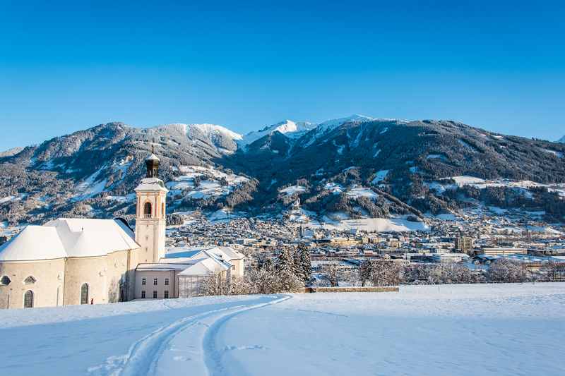 Winterurlaub Schwaz - Stift Fiecht mit dem Kellerjoch und der Stadt