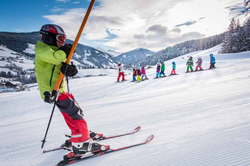 Kinder lernen das Skifahren im Karwendel, so wie hier auf dem Foto von Angélica Morales