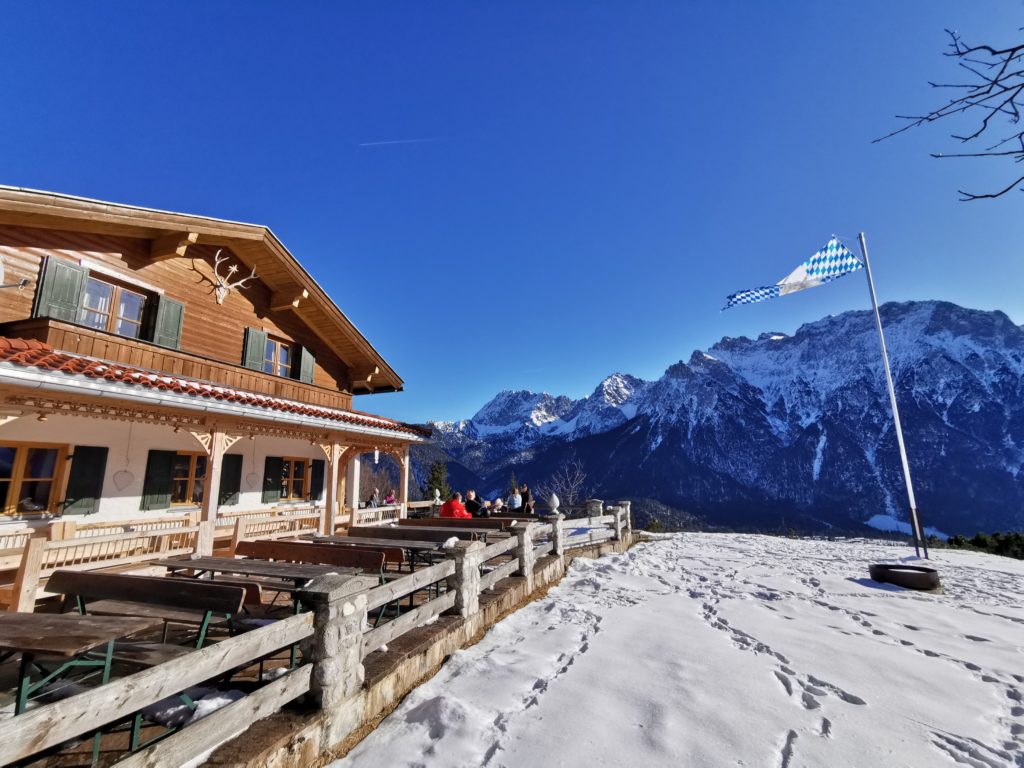 Rodeln Mittenwald und urig einkehren auf der Korbinianhütte