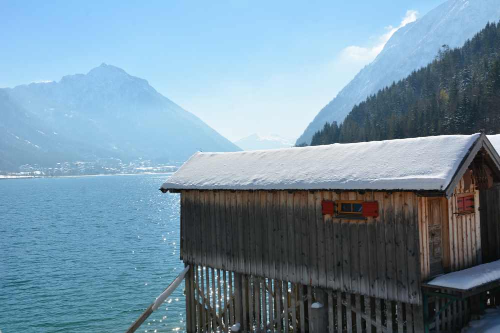 Sehr entspannend: Am Ufer des Achensee winterwandern mit Seeblick