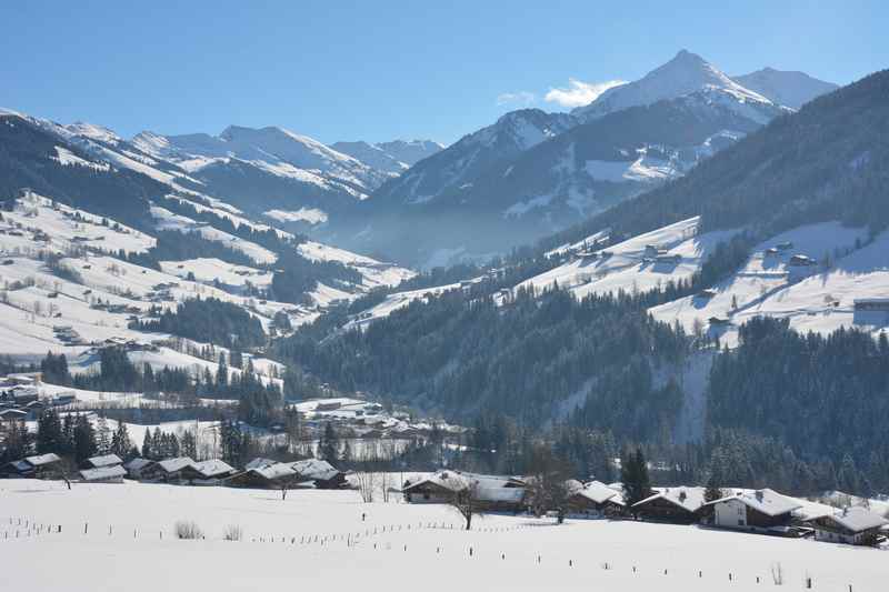 Beim Winterwandern in Tirol ist der Blick über das Alpbachtal wunderbar