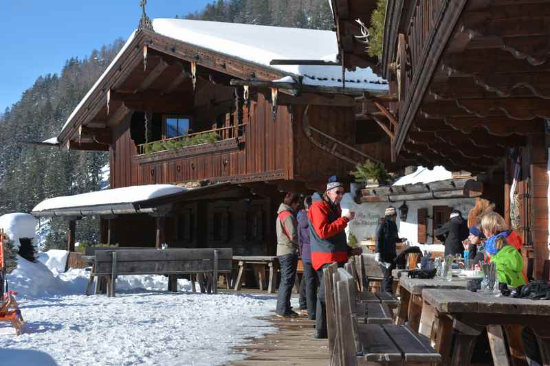 Winterwandern Bischoferalm - auf der Alm oberhalb von Alpbach angekommen
