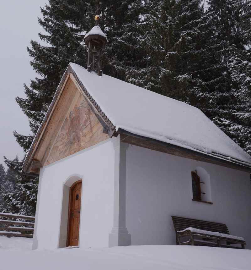 Winterwandern in Gallzein bei der Kapelle mit Aussicht auf das Karwendel