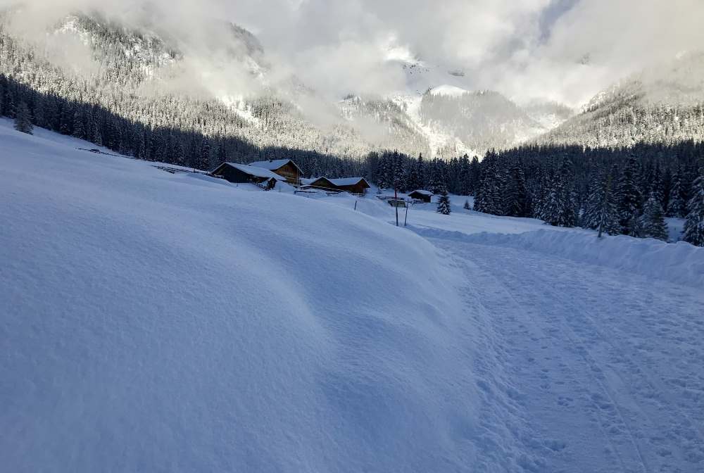 So stelle ich mir das Winterwandern vor: Die verschneite Hämmermoosalm beim Gaistal 