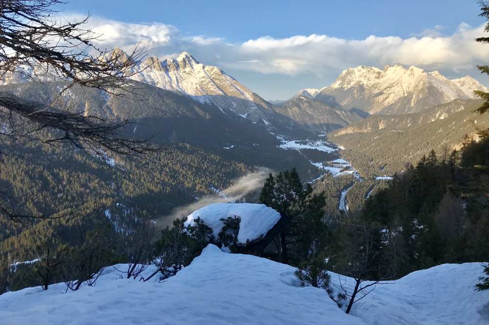 Vom Aussichtspunkt auf der Hochegg Alm Winterwanderung siehst du nach Scharnitz