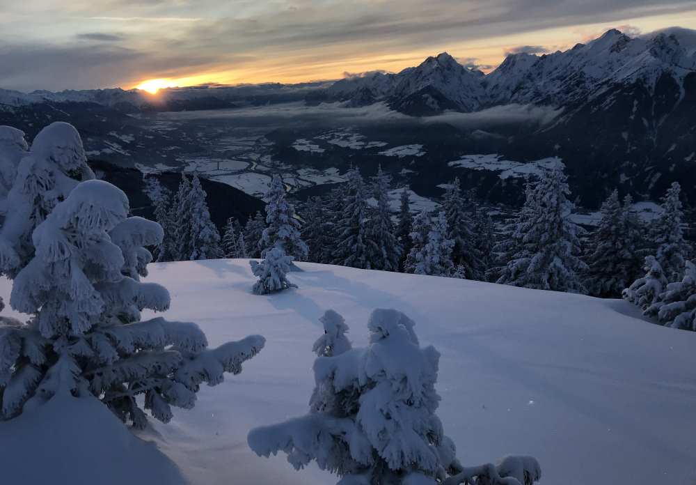 Mit dem letzten Sonnenlicht auf den Berg hinauf oder gar mit Stirnlampe - Nachtskitouren