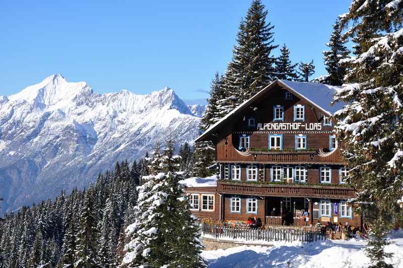 Eine tolle Winterwanderung in Tirol führt zum verschneiten Alpengasthof Loas