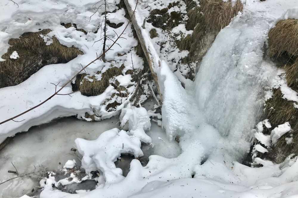 Auf den Kranzberg winterwandern und die gefrorenen Wasserfälle bestaunen