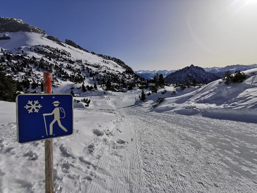 Schneesicher winterwandern im Rofan - auf dem präparierten Weg mit Sonne und Schnee