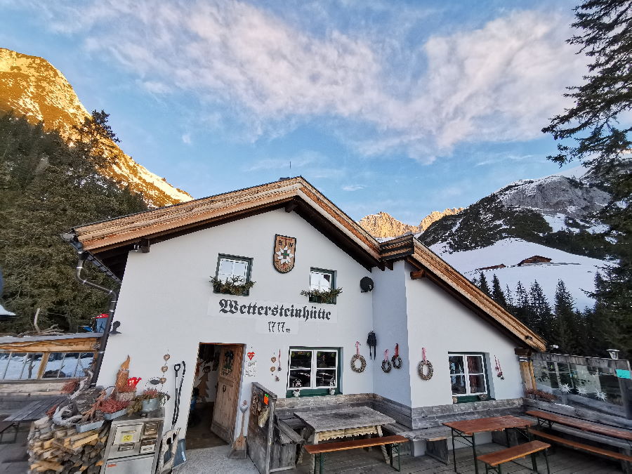 Winterwandern Seefeld: Die Wettersteinhütte ist der höchste Punkt der mehrtägigen Winterwanderung