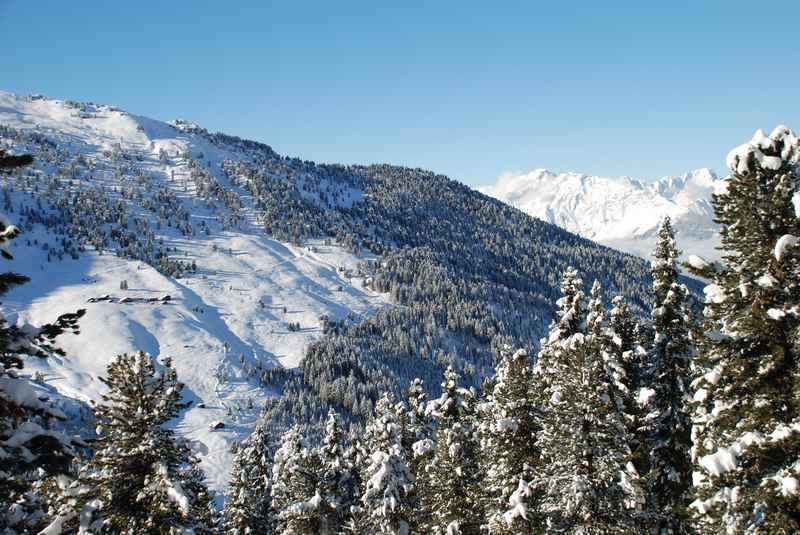 Bei der Winterwanderung sind die Tuxer Alpen und das Karwendel zu sehen