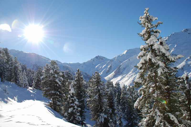 Die verschneite Winterlandschaft der Tuxer Alpen rund um die Weidener Hütte