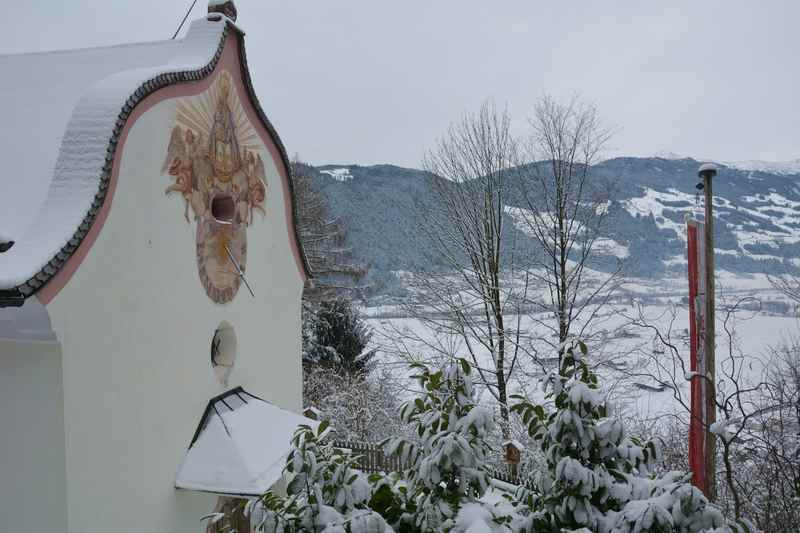 In Tirol winterwandern am Eingang des Zillertal nach Maria Brettfall